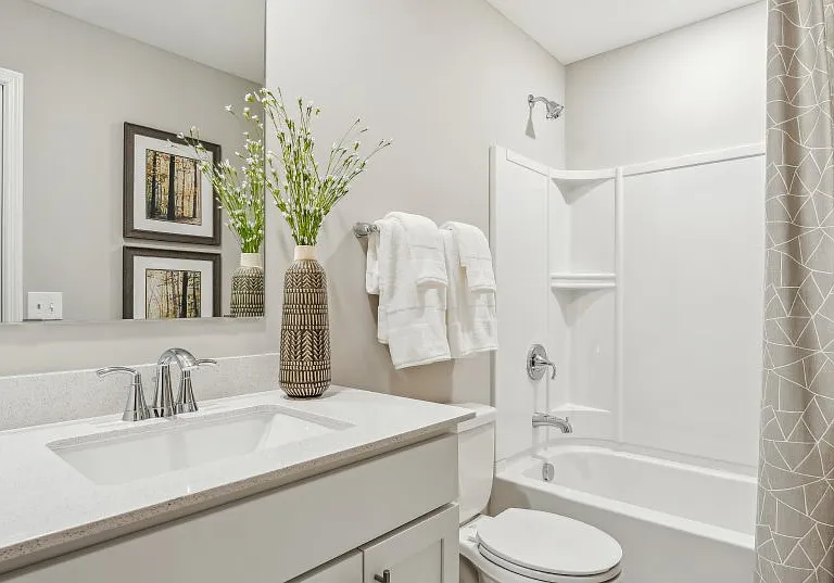 Common full bath - upstairs