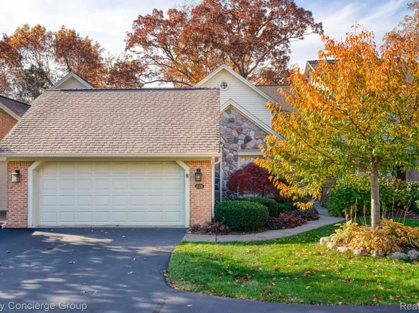 4526 Golf View Dr, Brighton, MI 48116