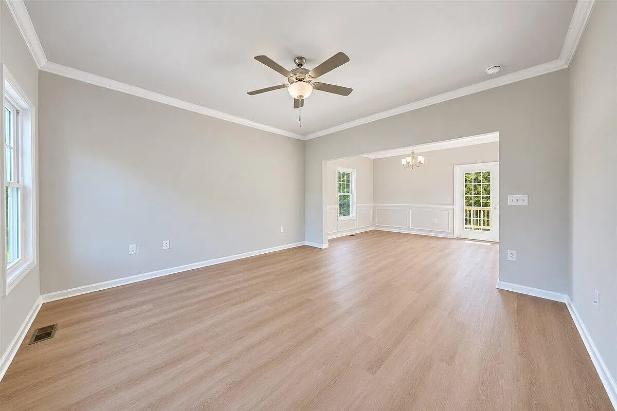 4 bed, 2.5 bath, 1933 sqft, $2,199 — Photo 2
