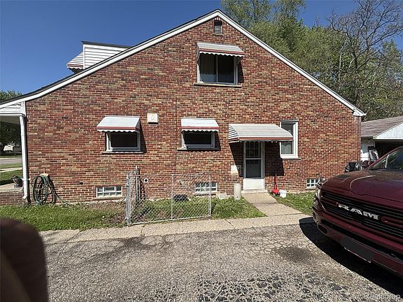2nd image of 915 E Forteen Mile Rd