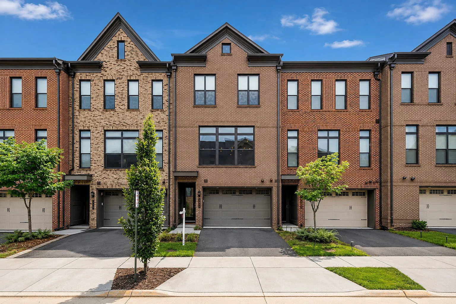 3 bed, 3000 sqft, $4,400 — Photo 1