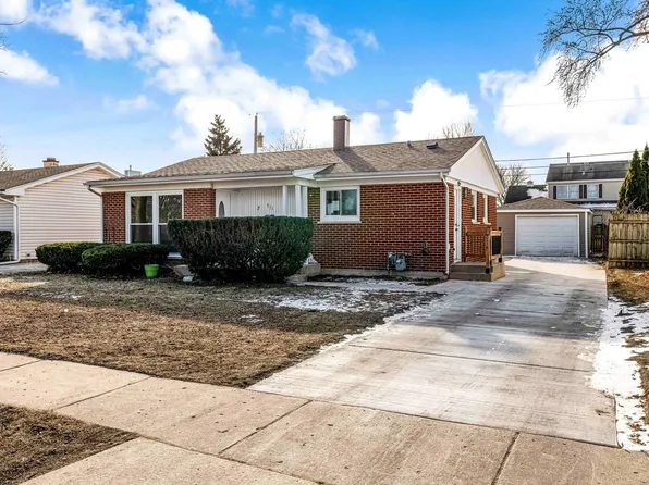 711 S Merle Ln, Wheeling, IL 60090