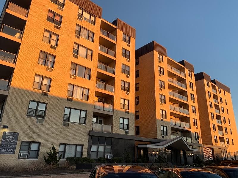 1st image of 10 Monroe Blvd #7BB