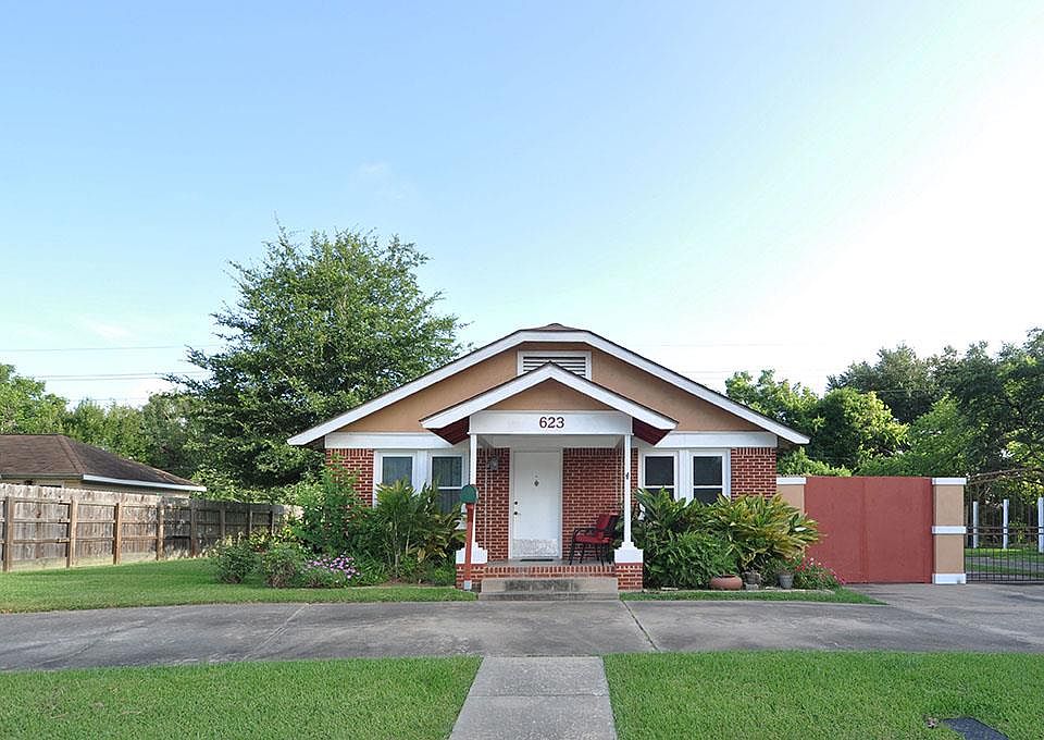 1st image of 623 Lakeview Dr