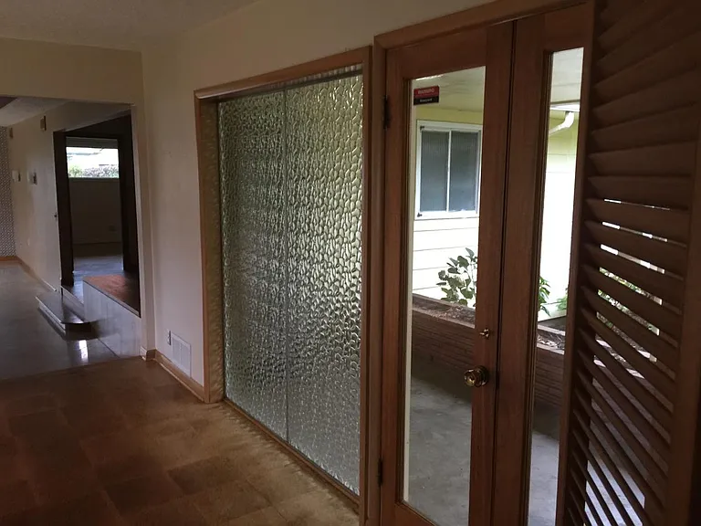 Dining entry