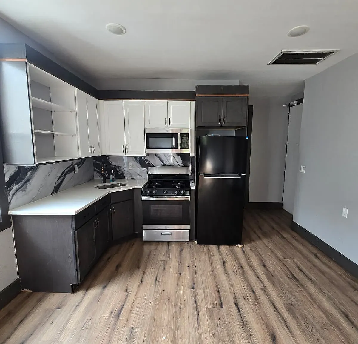 3 bed, 900 sqft, $3,000 — Photo 1