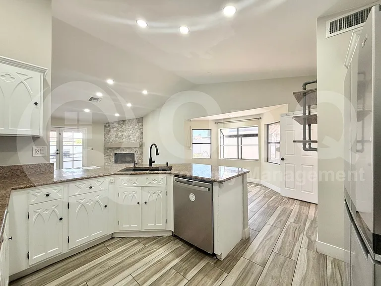4341 E Betty Elyse Ln — Photo 4