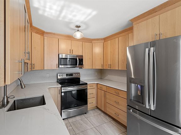 4th image of 10 Audrey Avenue