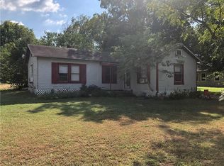 904 E Austin St, Luling, TX 78648