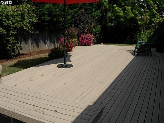 Great backyard for BBQ, and lots of privacy