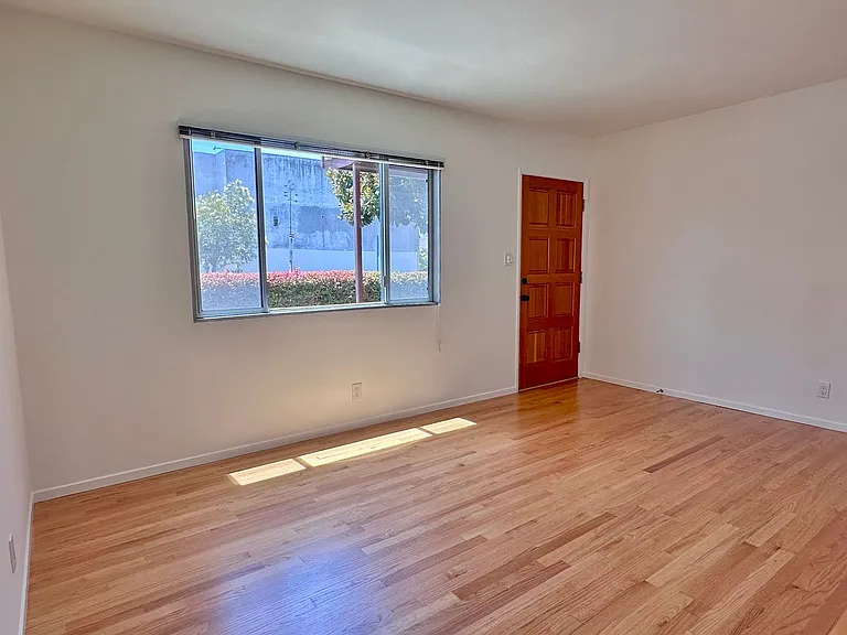 502 Westminster Ave — Photo 12