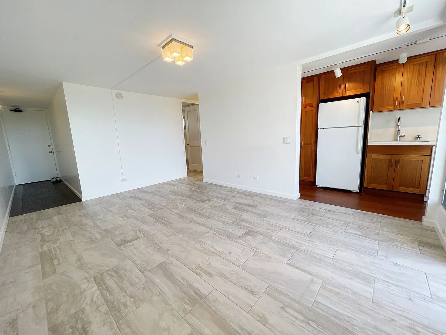 Punahou Royale (Makiki) - 1 Bedroom, 1 Bathroom, 1 Parking Stall Condo Unit For Rent — Photo 2