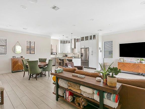 4th image of 825 NE 17th Terrace #5