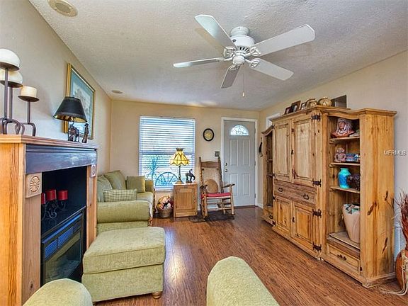 Spacious Living room with all new Laminate flooring..