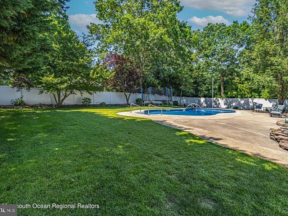 5th image of 121 Fox Hollow Dr