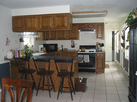 Kitchen with breakfast bar