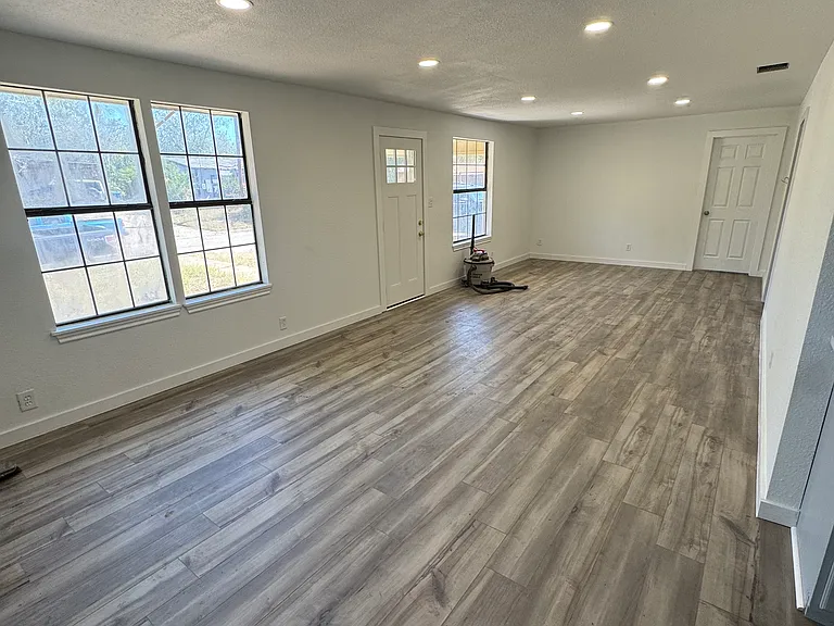 909 N Avenue B — Photo 9