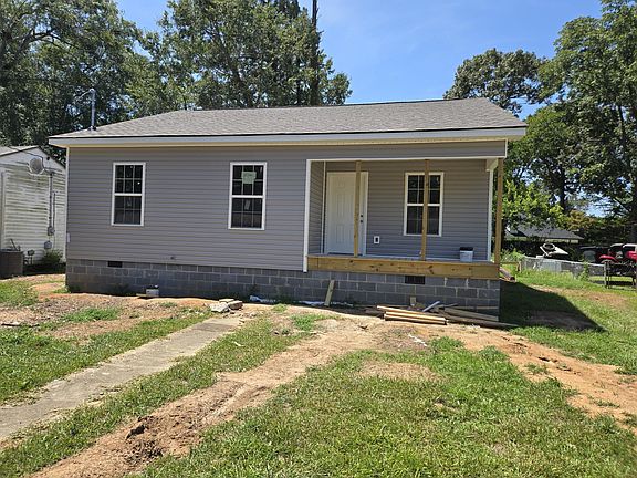 3rd image of 717 Maple Dr SE