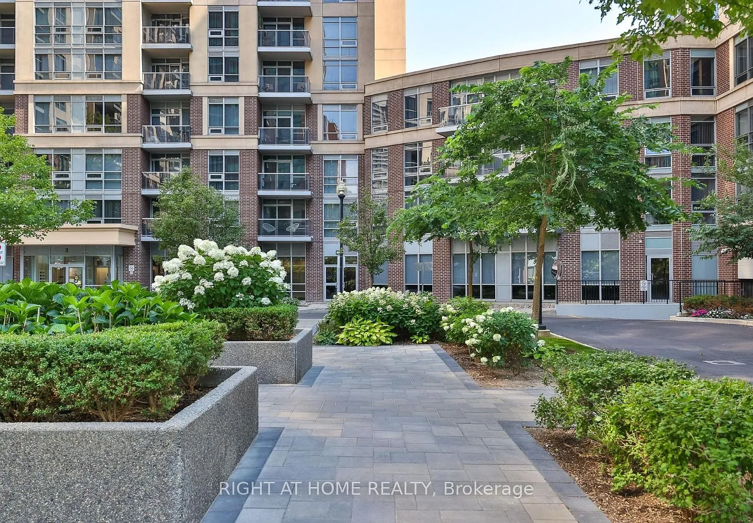 3 Michael Power Pl — Photo 2