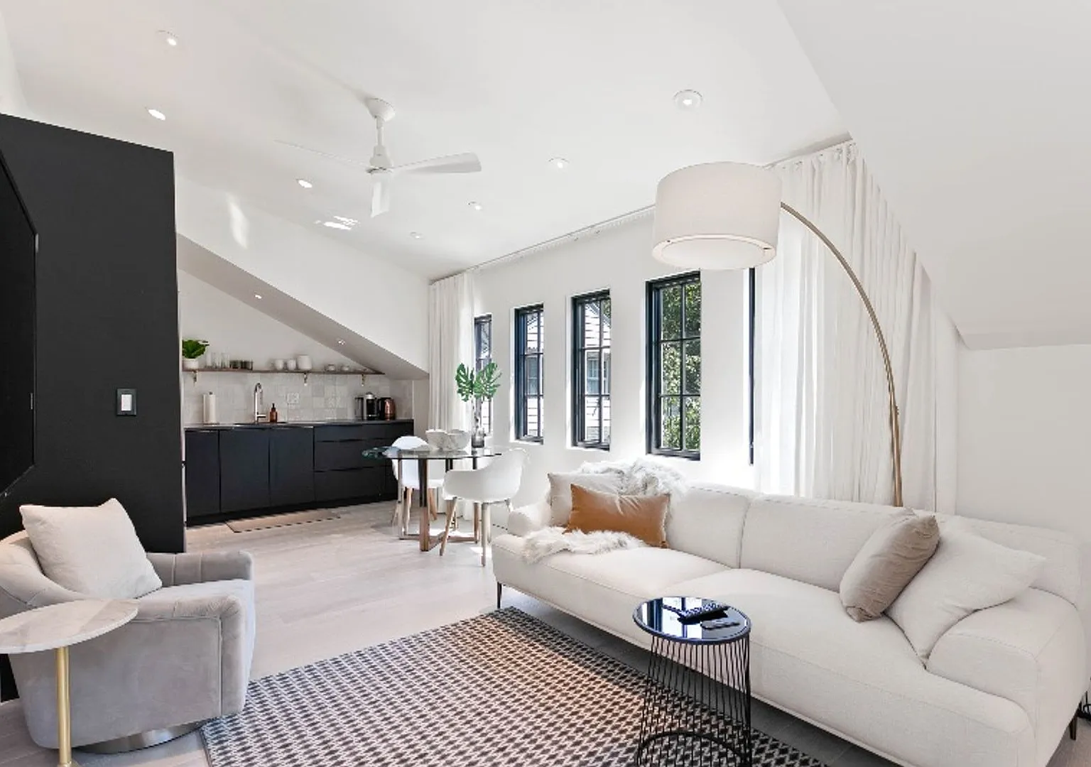 High End 1 bedroom, 1 bathroom Fully Furnished Short Term Rental — Photo 1