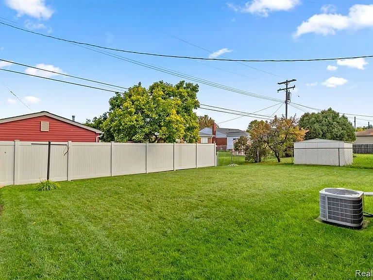 14580 Ford Ave — Photo 7