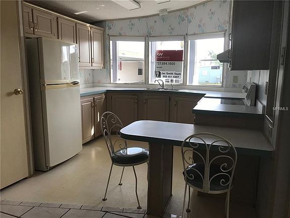 4th image of 10 Pindo Palm St W #10