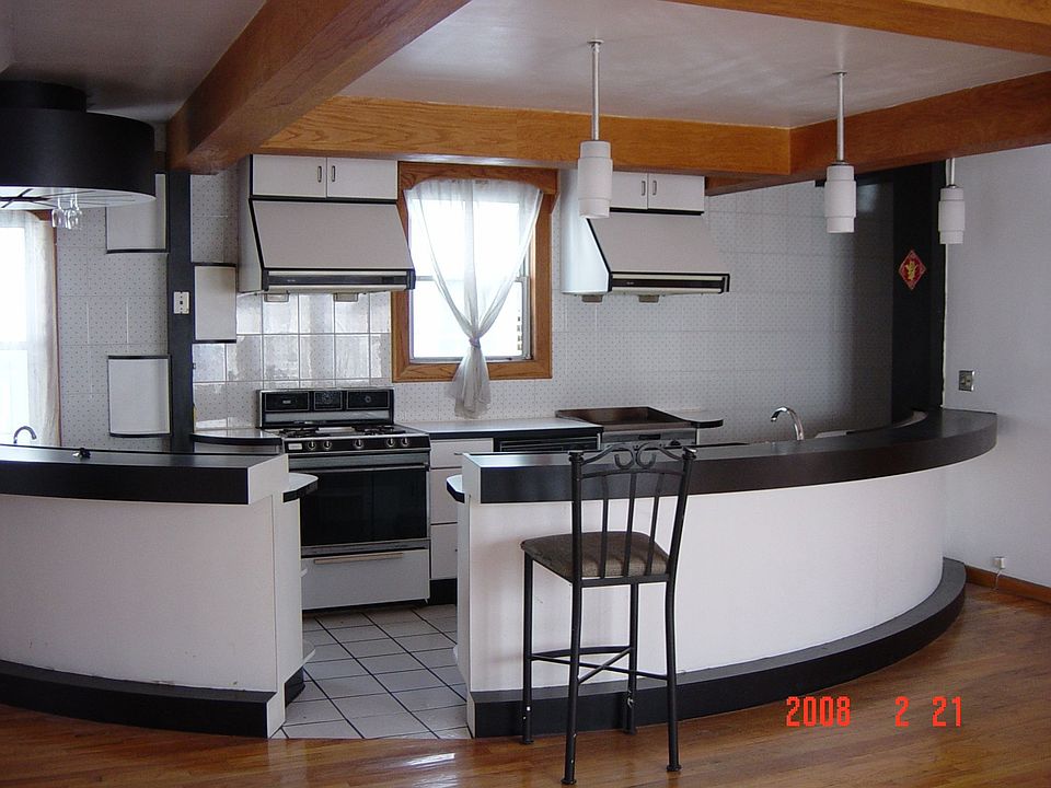 Open Kitchen w/Wet Bar