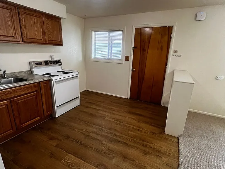 421 E Dunn St — Photo 3