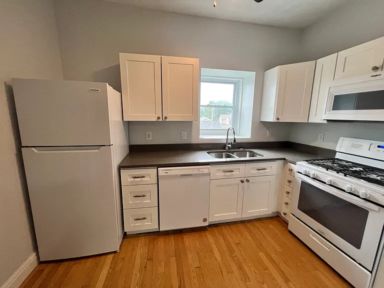248 Plymouth St — Photo 4