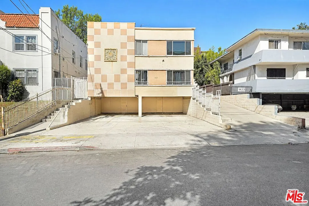 2 bed, 2.0 bath, 1100 sqft, $2,500 — Photo 2