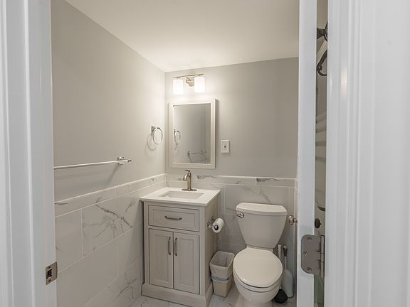 4th image of 5776 Yellowrose Ct