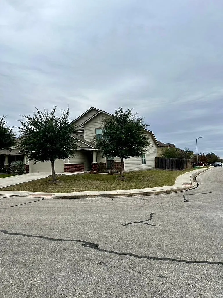 3 bed, 2.5 bath, 2261 sqft, $2,100 — Photo 1