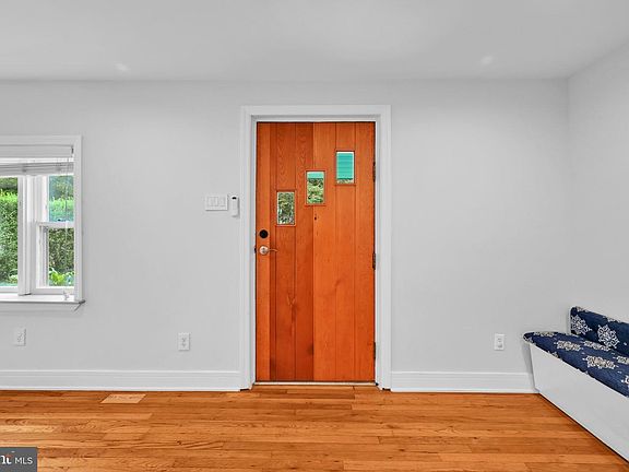 3rd image of 841 Taylor St