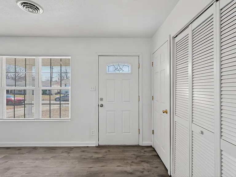 811 Saint Thomas Ln — Photo 19
