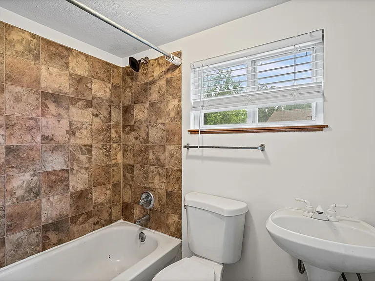 504 Blue Ridge Blvd #B — Photo 18