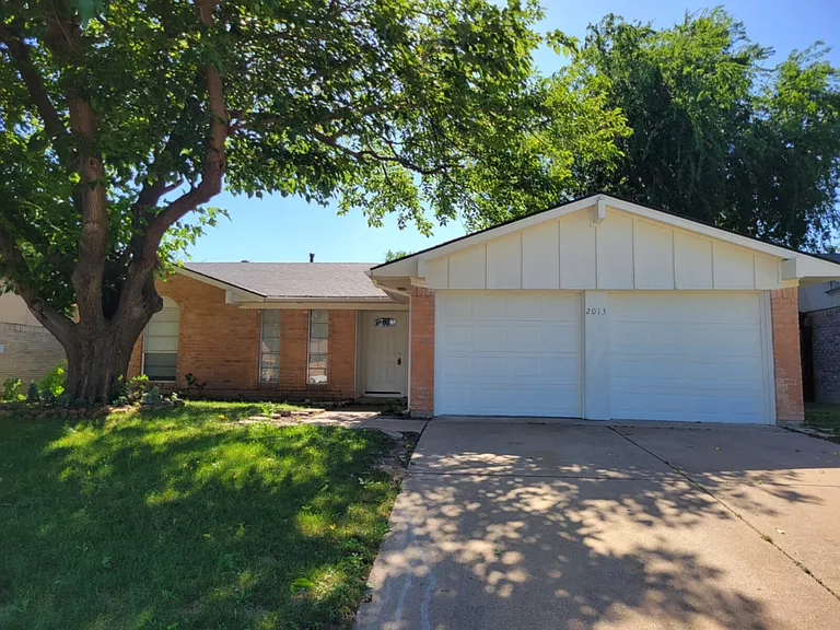 2013 Victoria Dr — Photo 1