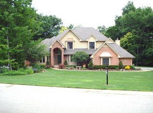 9846 Forest Ridge Dr, Clarkston, MI 48348