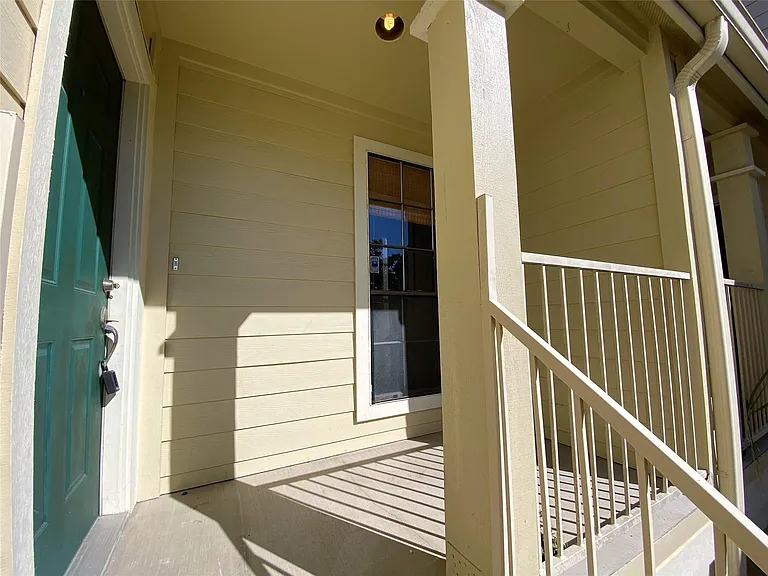 751 Bering Dr #B — Photo 2
