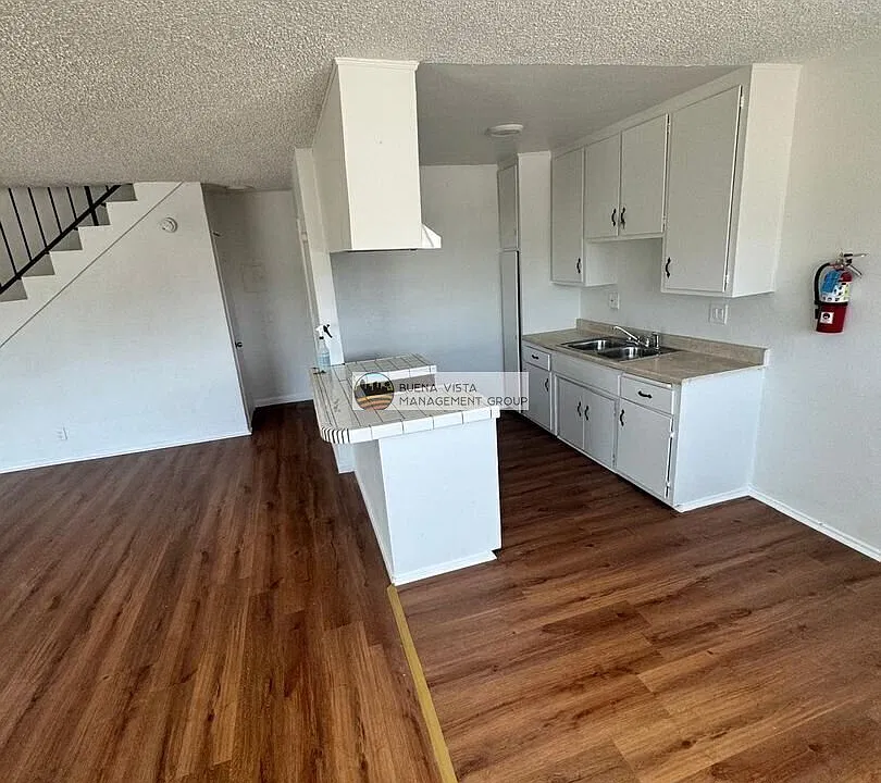 11254 S Berendo Ave #8