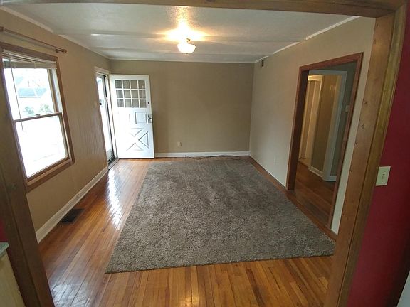 4th image of 817 Phillips St