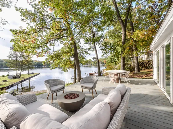 11542 Riverbank Ln, Pinckney, MI 48169