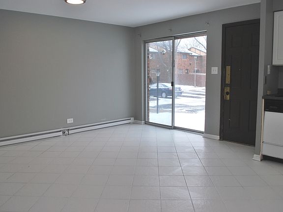 4th image of 1S267 Holyoke Ln