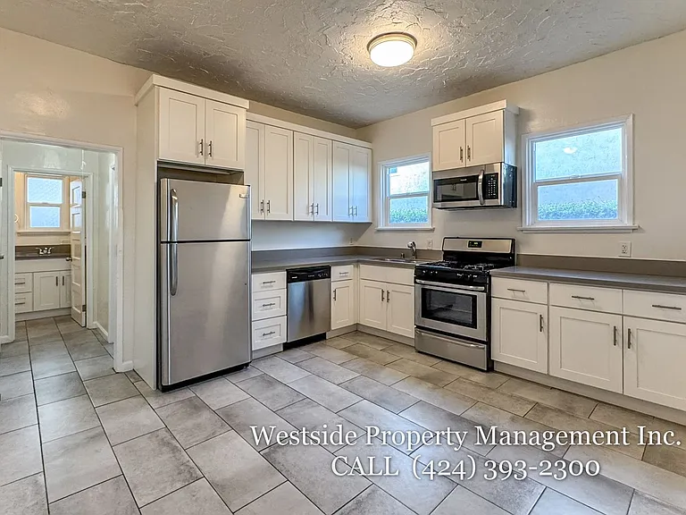 1260 W 39th St #6 — Photo 3