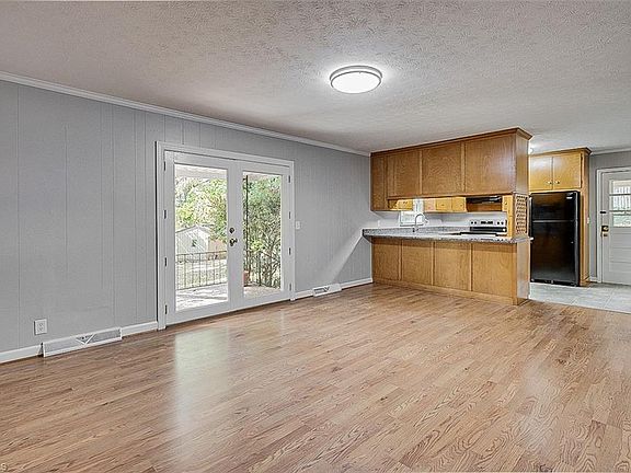 5th image of 223 McLaurin Dr