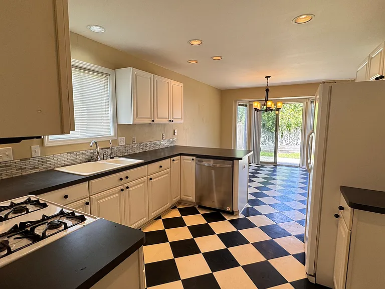 215 Cherry Dr — Photo 7