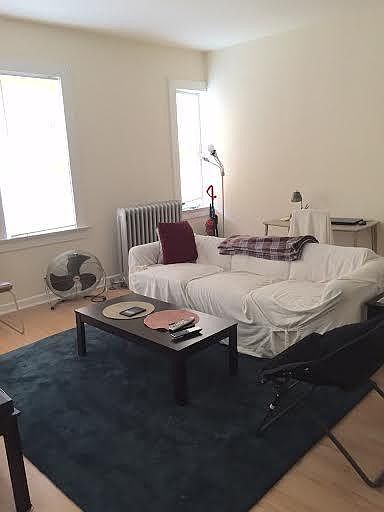 2nd image of 927 Davis St APT 4