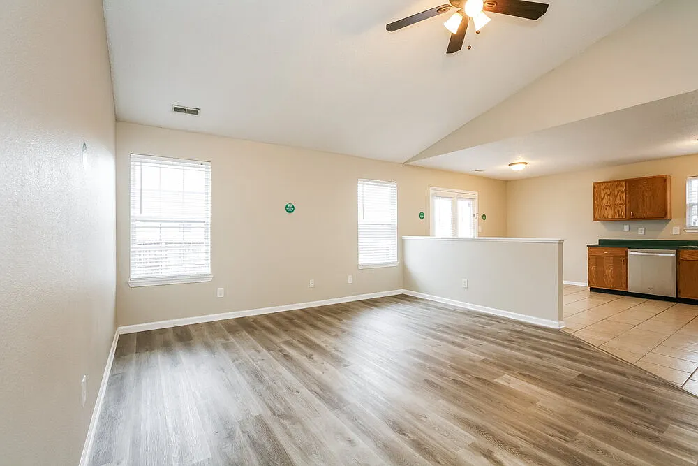 3 bed, 2.0 bath, 1408 sqft, $1,955 — Photo 3