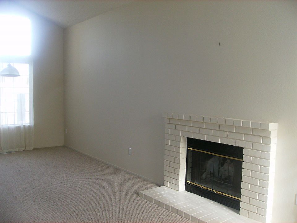 2nd image of 2833 Filbert St