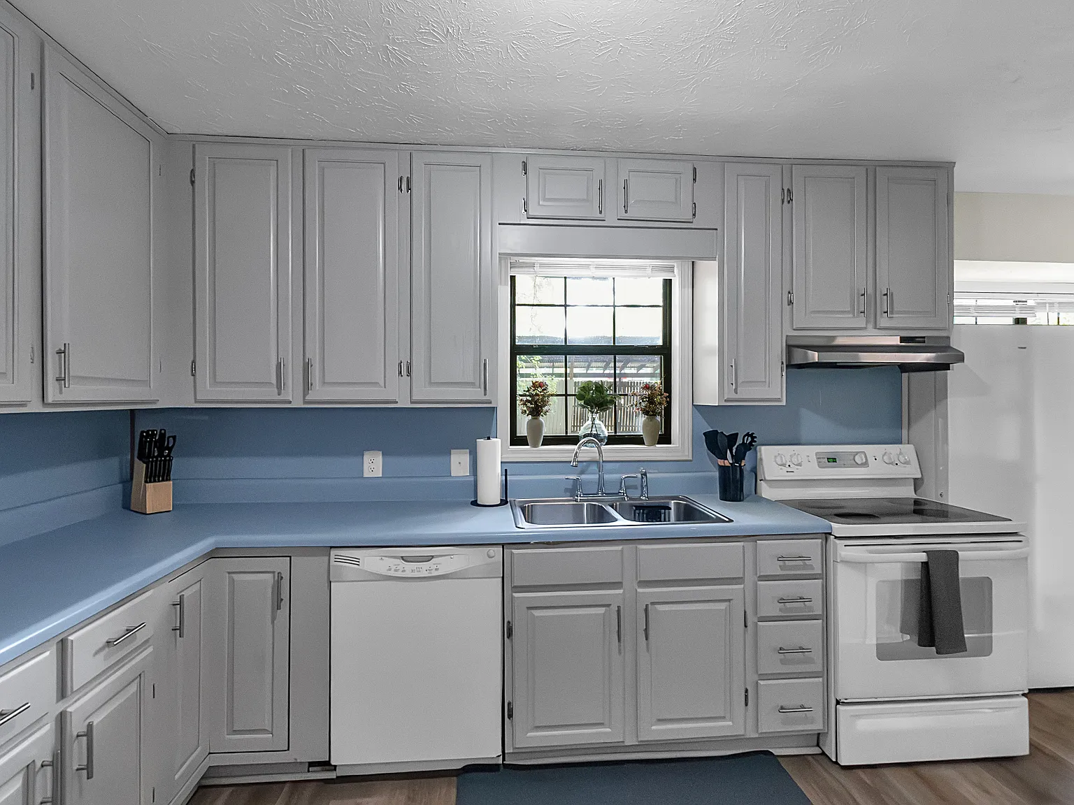 8 bed, 2526 sqft, $772 — Photo 1