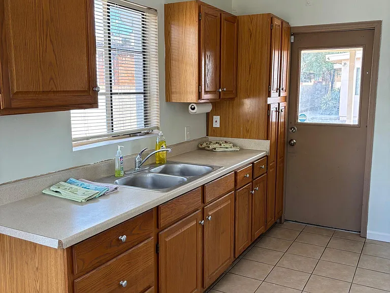 1330-1 E 10th St #FRONT HOUSE — Photo 5